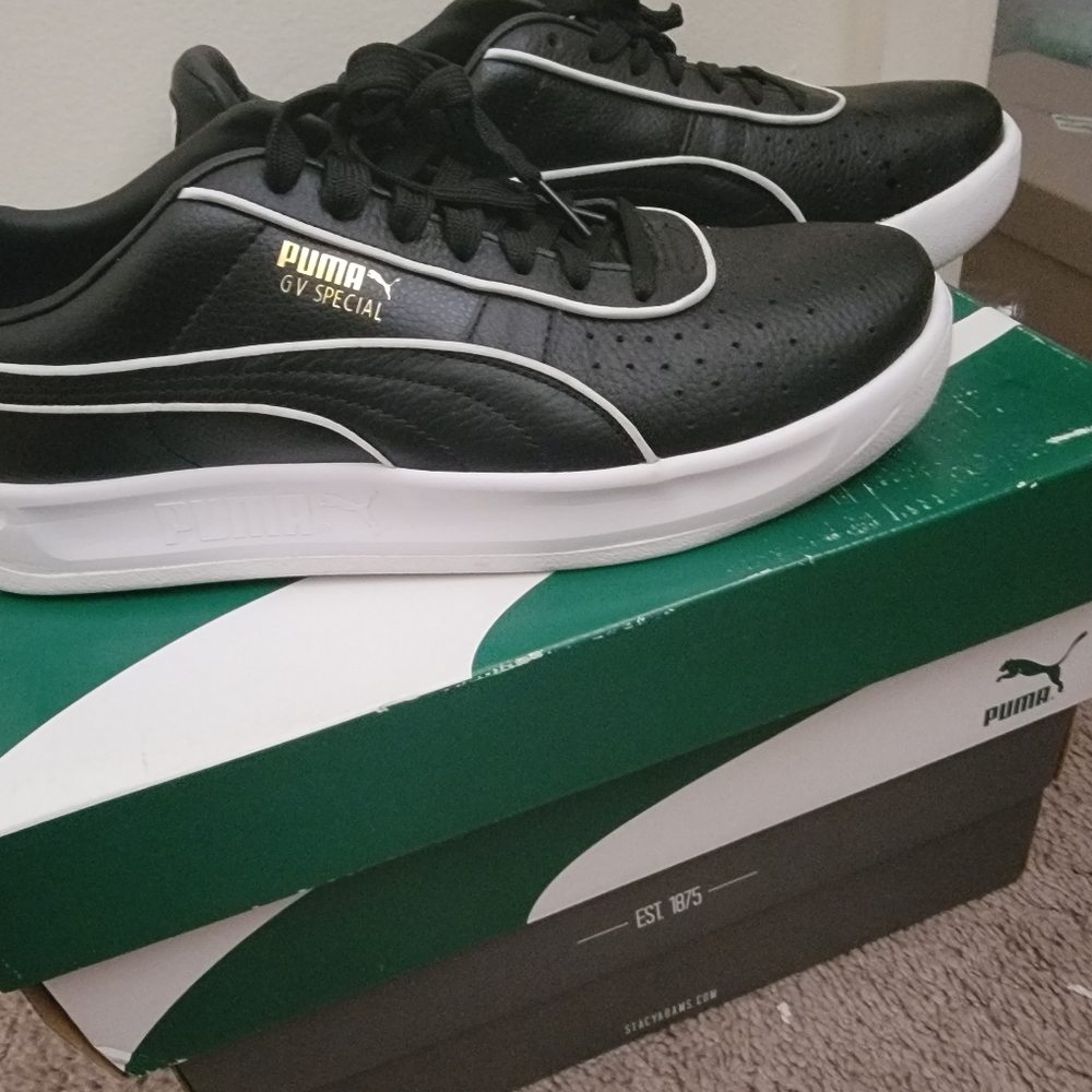 Puma shoes size 10 black and white